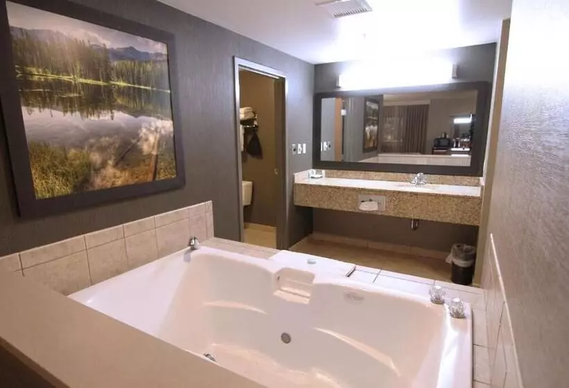 Casper C Mon Inn Hotel & Suites