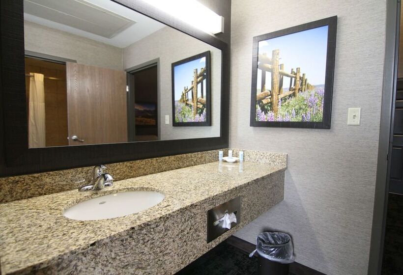 Casper C Mon Inn Hotel & Suites