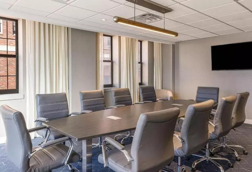 Hotel Courtyard By Marriott Wichita At Old Town