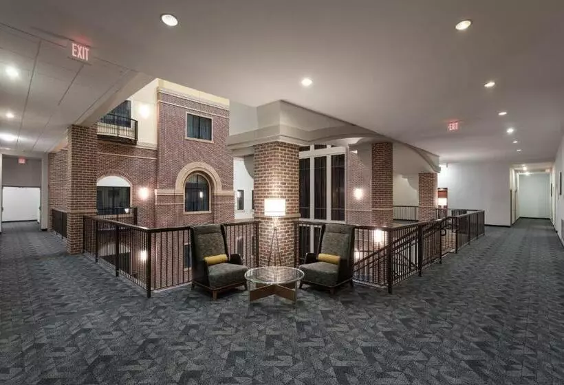 Hotel Courtyard By Marriott Wichita At Old Town