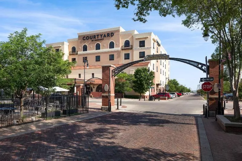 Hotel Courtyard By Marriott Wichita At Old Town