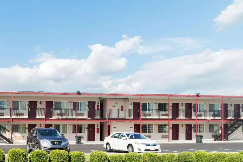 Hotelli Grove City Travel Inn Columbus South