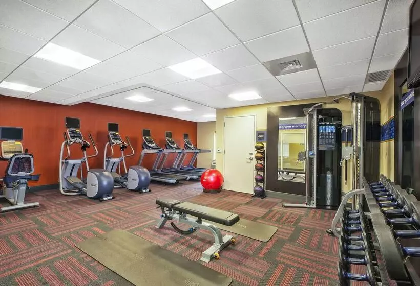 Hampton Inn & Suites Madison West