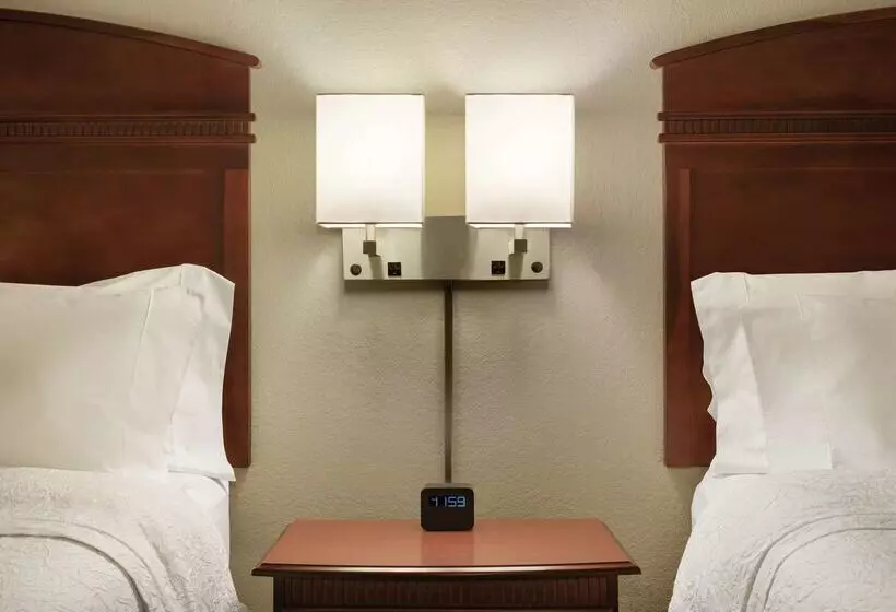 Hampton Inn & Suites Madison West