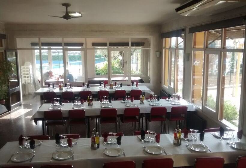 Отель Les Roques