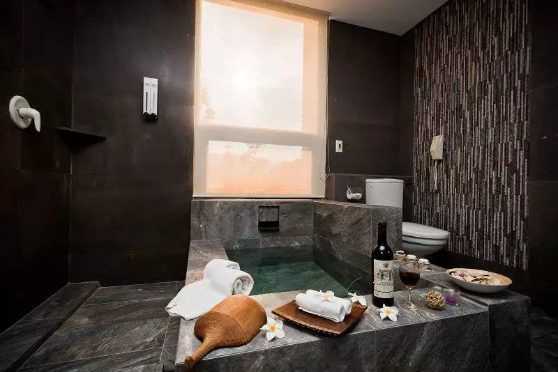 هتل The Loft Seaside Suites