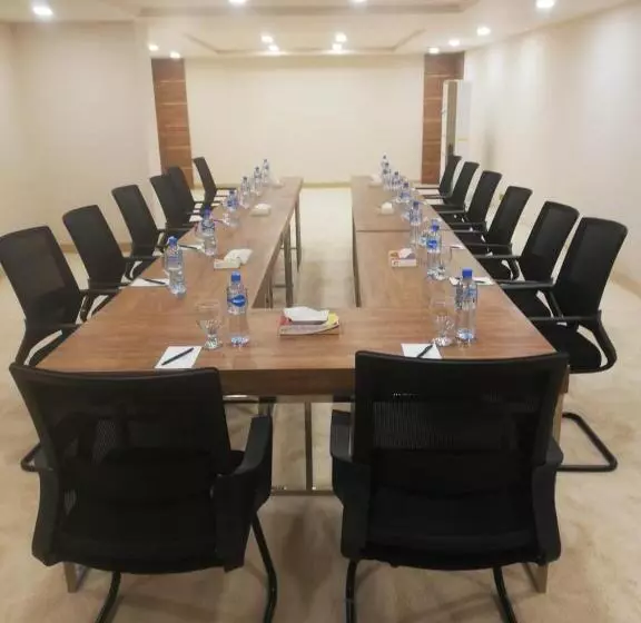 ホテル One Gulberg, Lahore