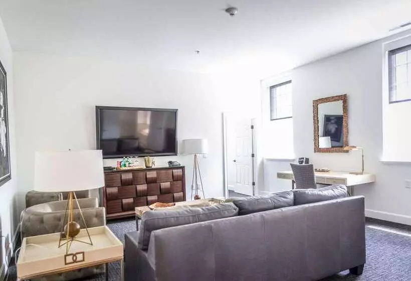 Отель The Delafield