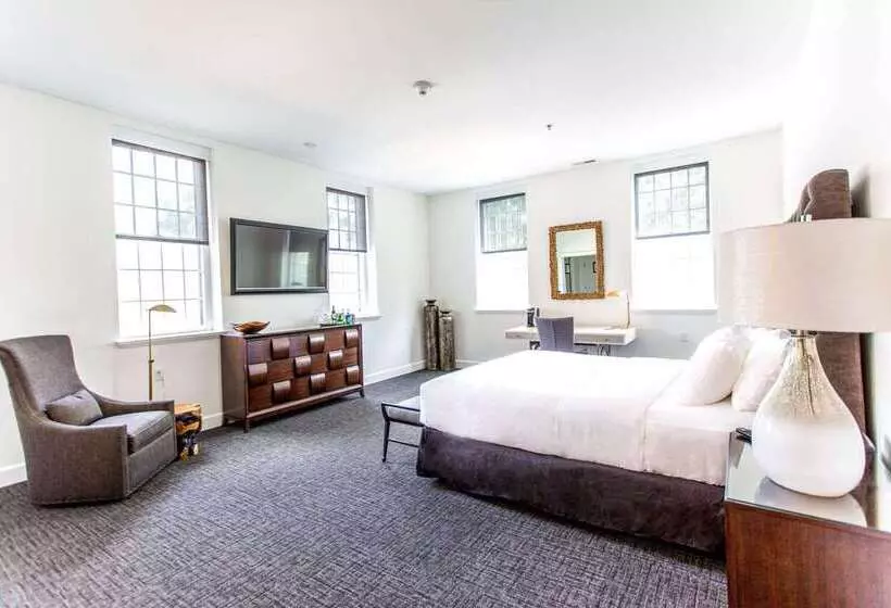 Отель The Delafield