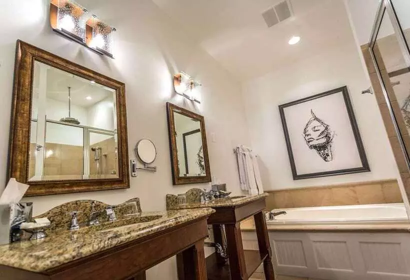 Отель The Delafield