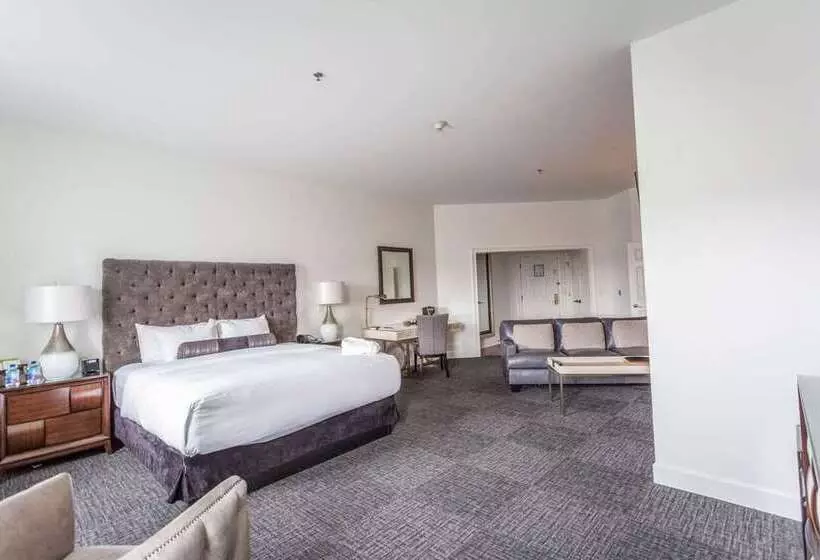 Отель The Delafield