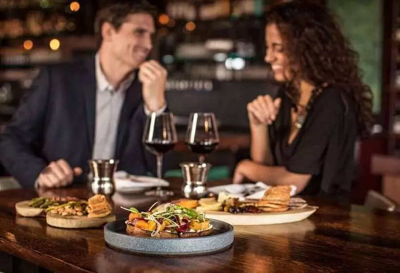 Отель The Delafield