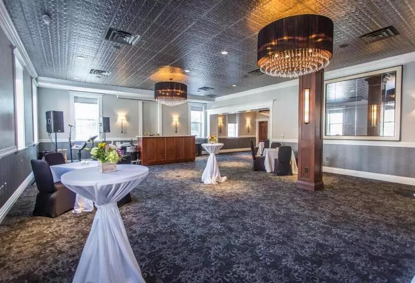 Отель The Delafield