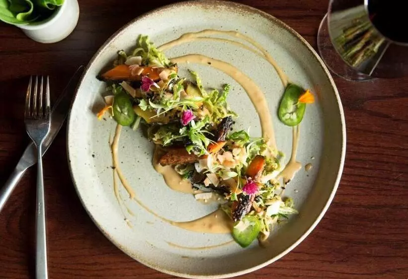 Отель The Delafield