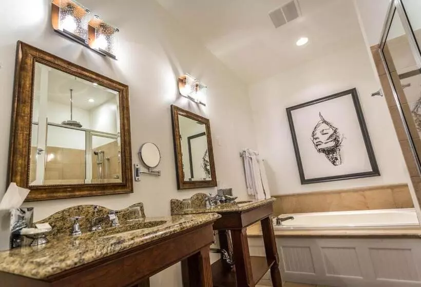 Отель The Delafield