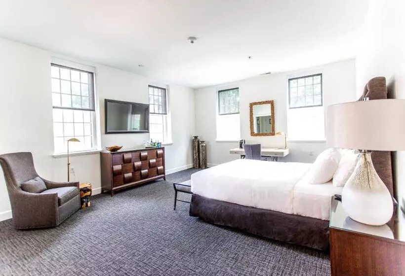 Отель The Delafield