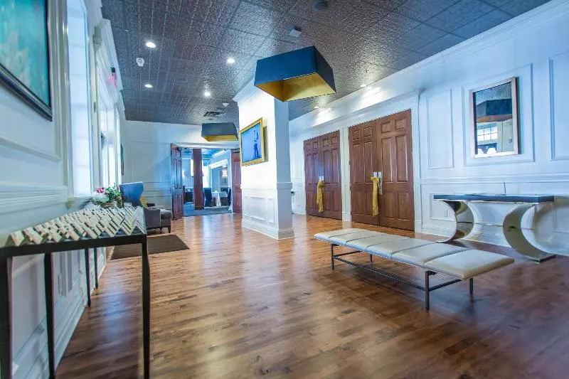 Отель The Delafield