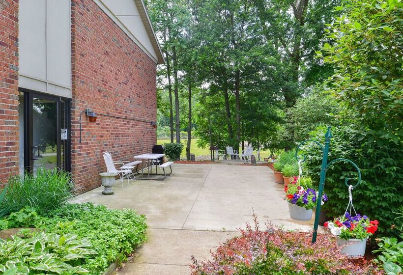 Отель Americas Best Value Inn & Suites Bluffton