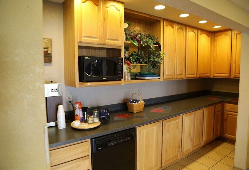 Отель Americas Best Value Inn & Suites Bluffton