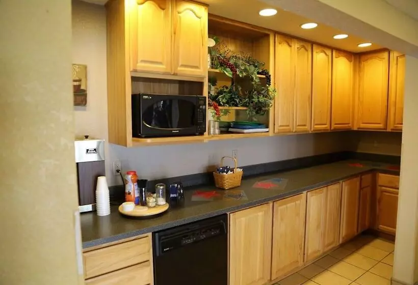 Отель Americas Best Value Inn & Suites Bluffton