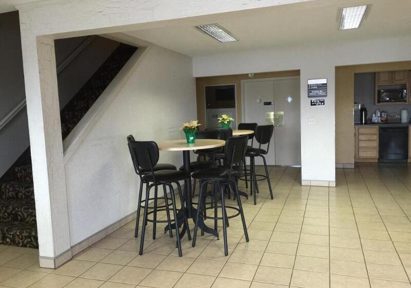 Отель Americas Best Value Inn & Suites Bluffton