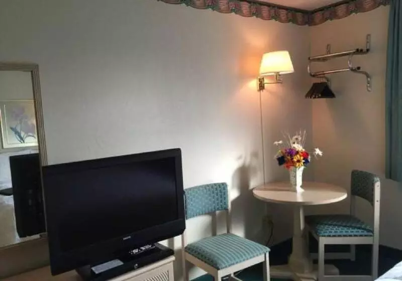 Отель Americas Best Value Inn & Suites Bluffton