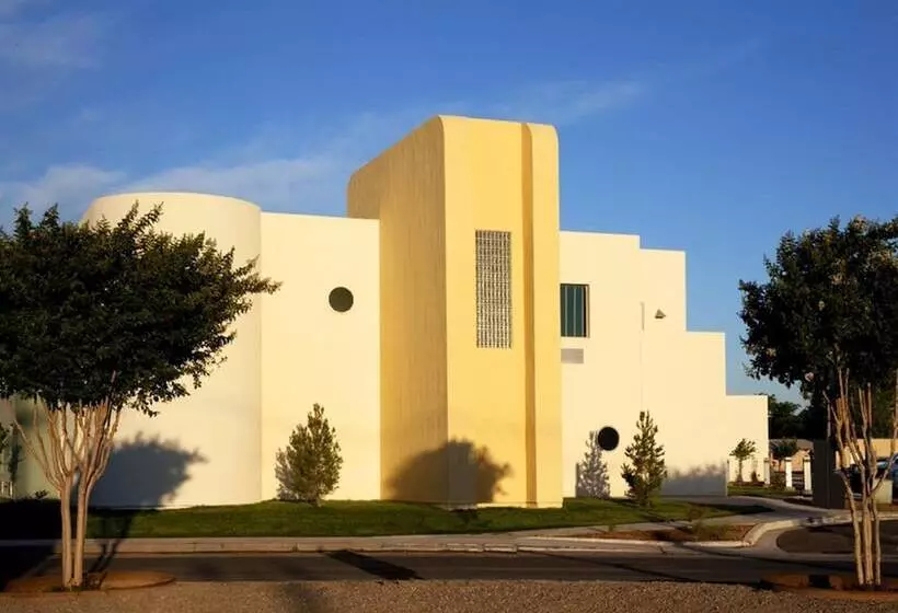 Отель Spark By Hilton Artesia