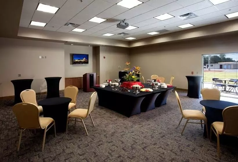 Отель Spark By Hilton Artesia