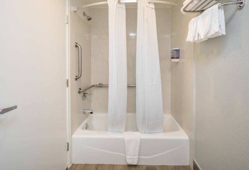 فندق Bayhill Inn