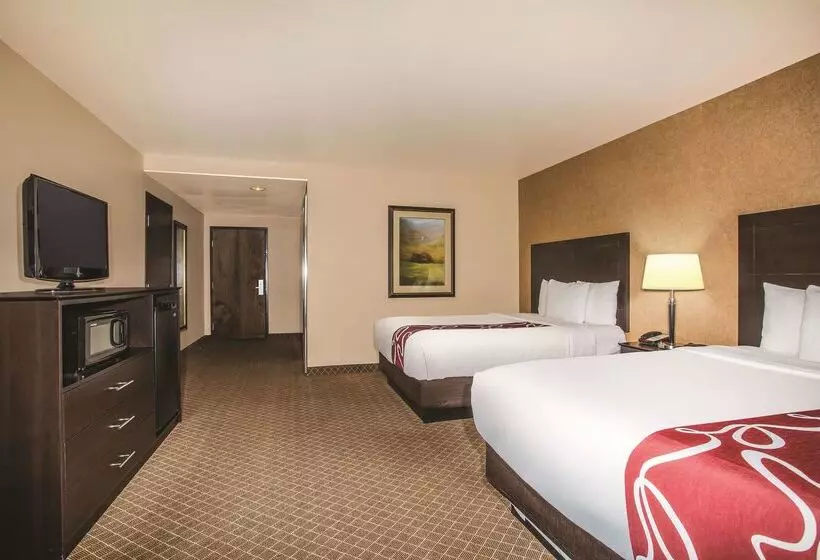 Отель La Quinta By Wyndham Ely