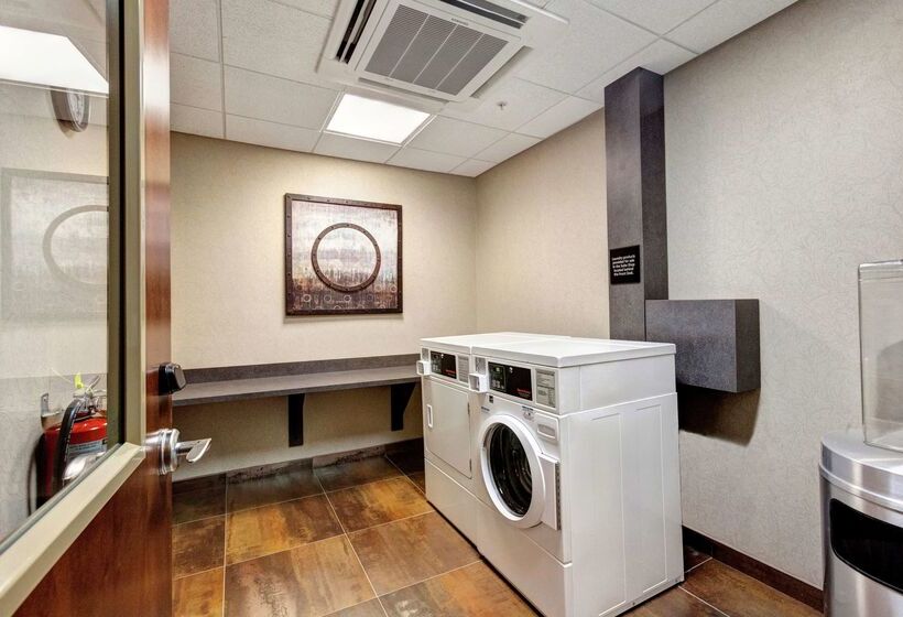 モーテル Hampton Inn Neptune/wall