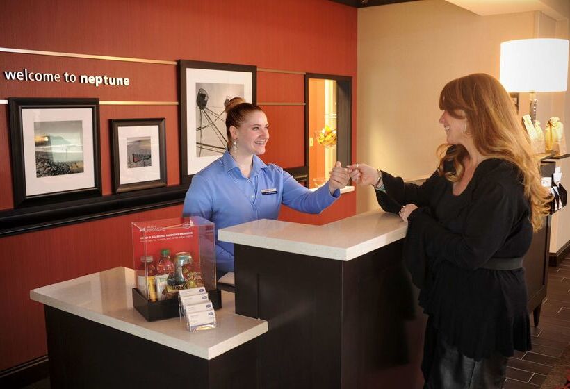 モーテル Hampton Inn Neptune/wall