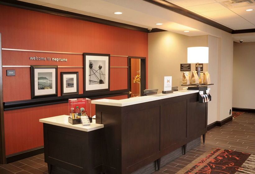 モーテル Hampton Inn Neptune/wall