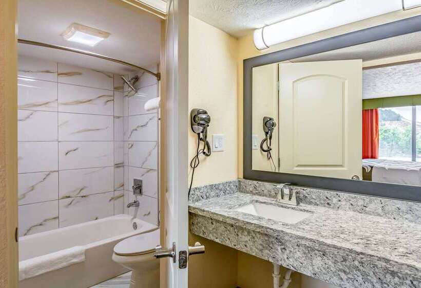 فندق على الطريق Quality Inn