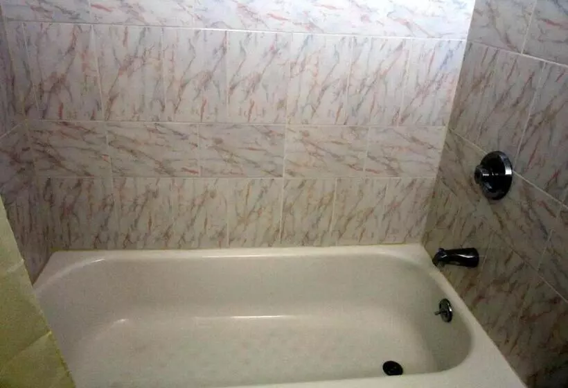 בית מלון כפרי Budget Host Inn