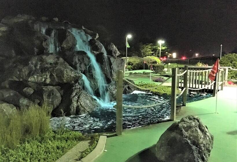 فندق Emerald Dolphin Inn & Mini Golf