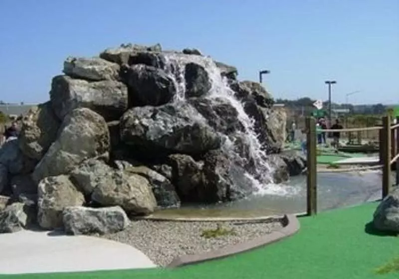 Отель Emerald Dolphin Inn & Mini Golf