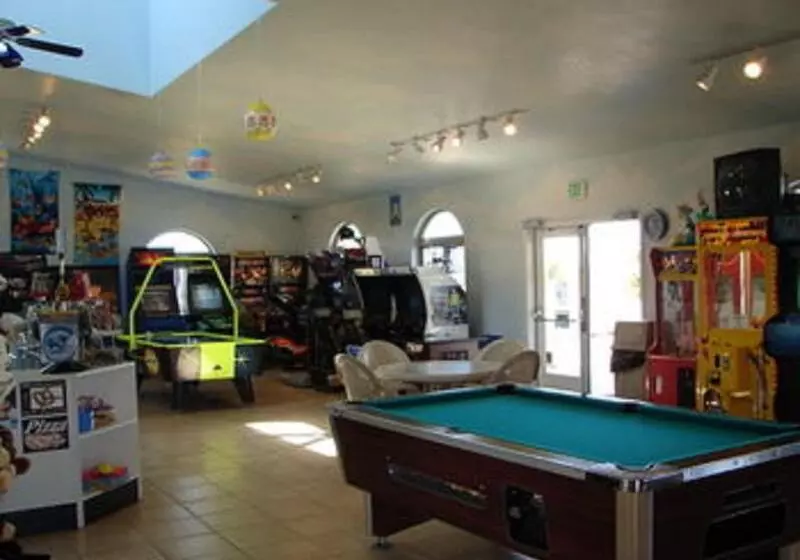 Отель Emerald Dolphin Inn & Mini Golf