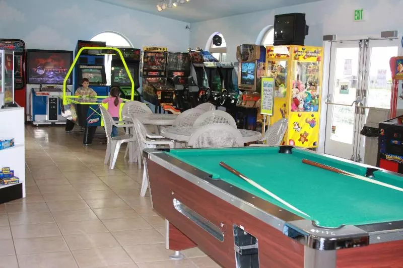 Отель Emerald Dolphin Inn & Mini Golf