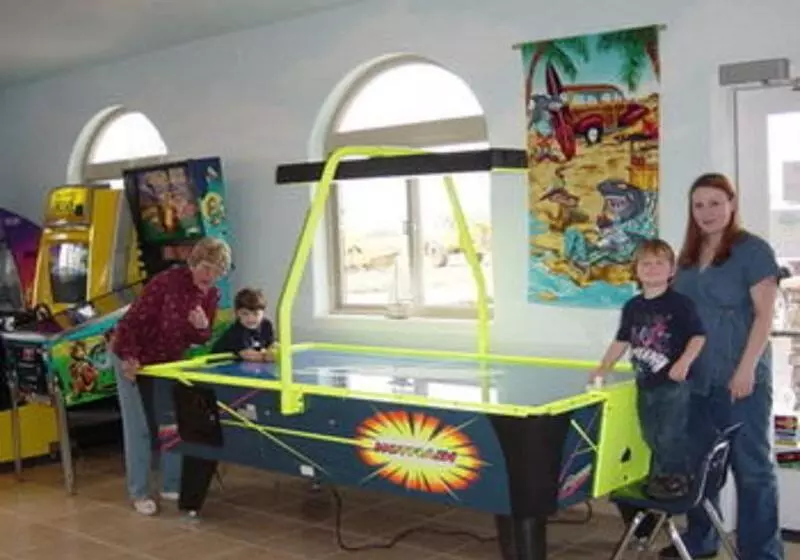 Отель Emerald Dolphin Inn & Mini Golf