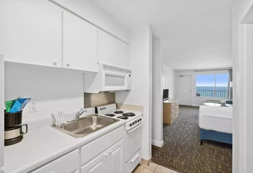 Motelli Beach Tower Beachfront Hotel, A By The Sea Resort