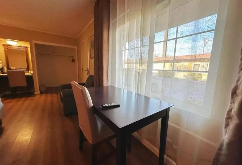 汽车旅馆  Royal Inn And Suites