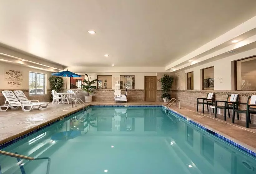 Country Inn & Suites By Radisson, Minot, Nd
