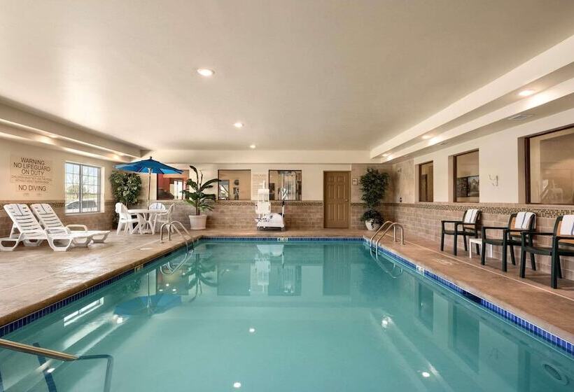 Country Inn & Suites By Radisson, Minot, Nd