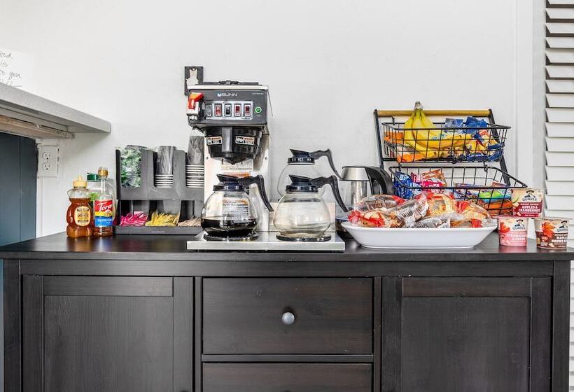 Отель Minecart Motor Lodge