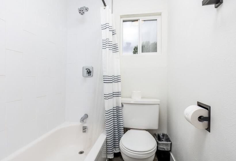 Отель Minecart Motor Lodge