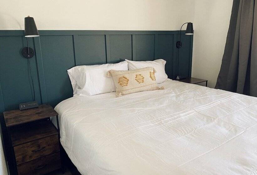 Отель Minecart Motor Lodge