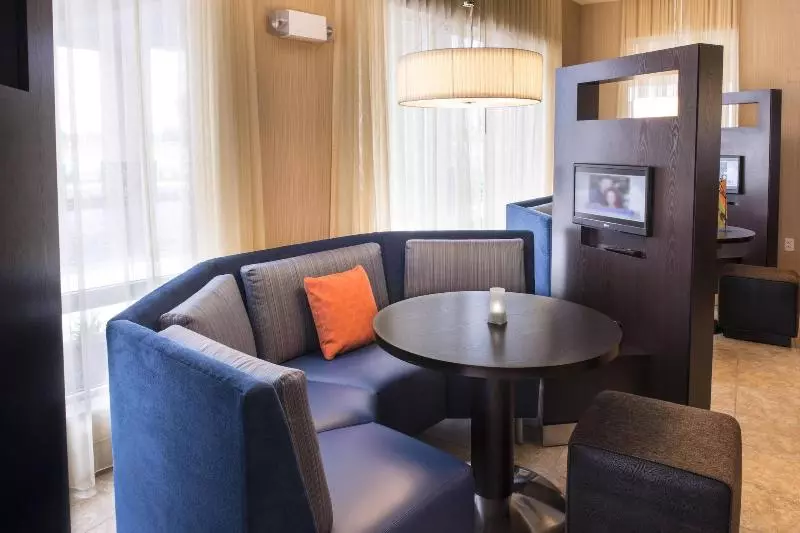 ホテル Courtyard By Marriott Evansville East