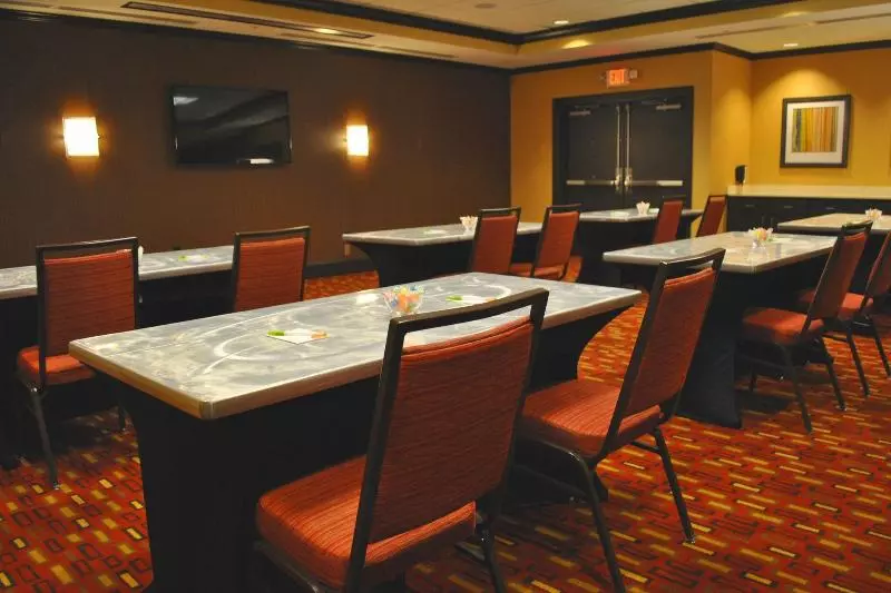 ホテル Courtyard By Marriott Evansville East
