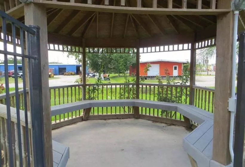 Отель Executive Inn & Suites West Columbia